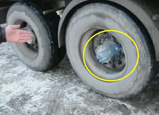 Зачем дальнобощики вставляют бутылки в колеса?